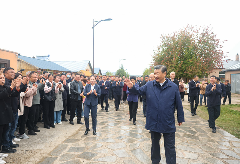 9月6日至8日，中共中央總書記、國家主席、中央軍委主席習(xí)近平在黑龍江考察。這是6日下午，習(xí)近平在大興安嶺地區(qū)漠河市北極村考察時，向當(dāng)?shù)厝罕姄]手致意。