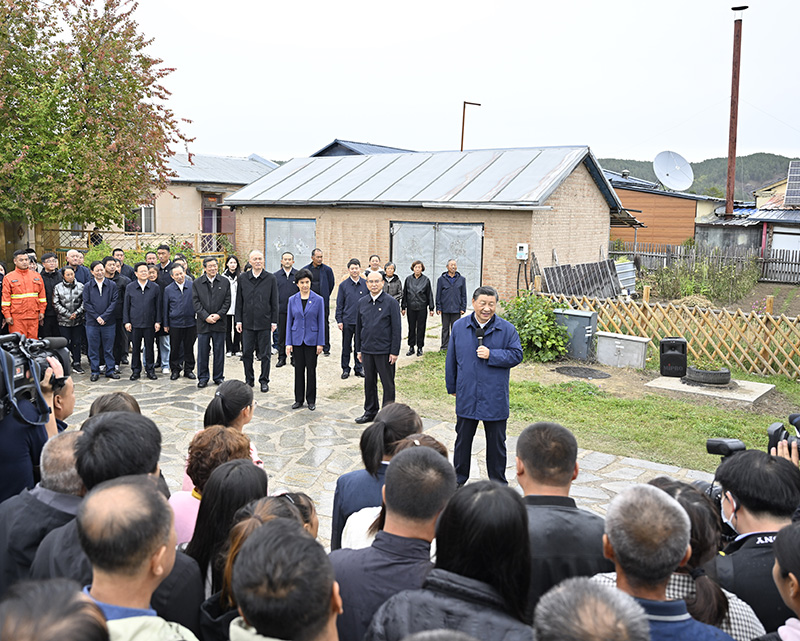 9月6日至8日，中共中央總書記、國家主席、中央軍委主席習(xí)近平在黑龍江考察。這是6日下午，習(xí)近平在大興安嶺地區(qū)漠河市北極村考察時，同當(dāng)?shù)厝罕娪H切交流。