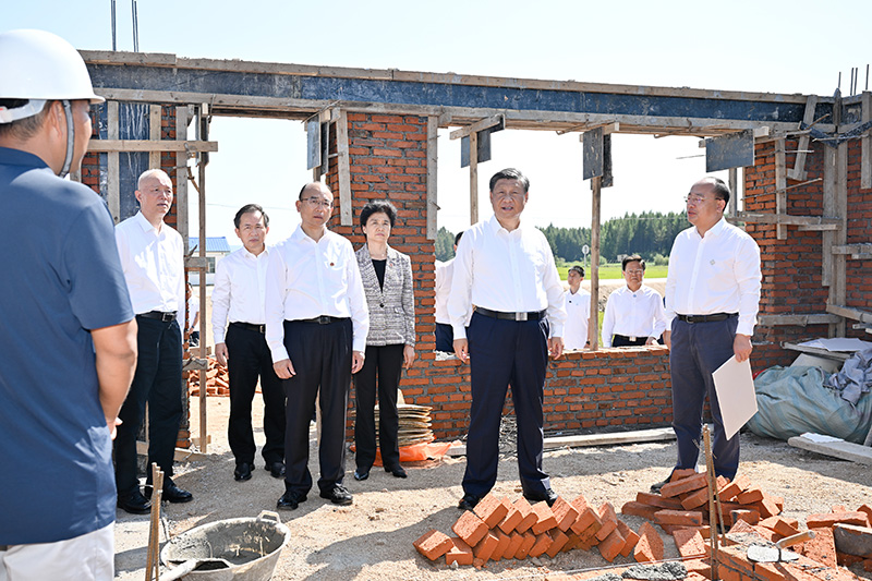 9月6日至8日，中共中央總書記、國家主席、中央軍委主席習(xí)近平在黑龍江考察。這是7日上午，習(xí)近平在遭受洪澇災(zāi)害的哈爾濱尚志市老街基鄉(xiāng)龍王廟村，察看水毀房屋重建情況。